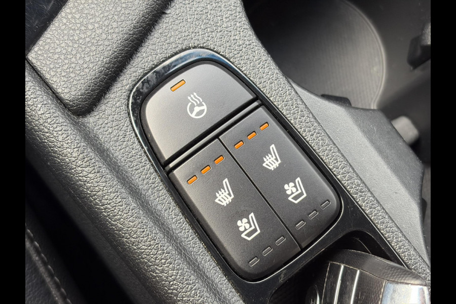 Kia Niro 1.6 GDi Hybrid ExecutiveLine ✓1e Eigenaar✓Trekhaak✓Draadloze telefoonlader✓Camera✓Stoelverw✓Stuurverw✓Stoelverkoeling✓Keyless✓Carplay✓Navi✓Clima✓Cruise✓Leder✓Pdc V+A✓Dodehoeksensor✓18''Lm velgen✓Memorystoelen✓N.A.P✓Apk tot 07-2027
