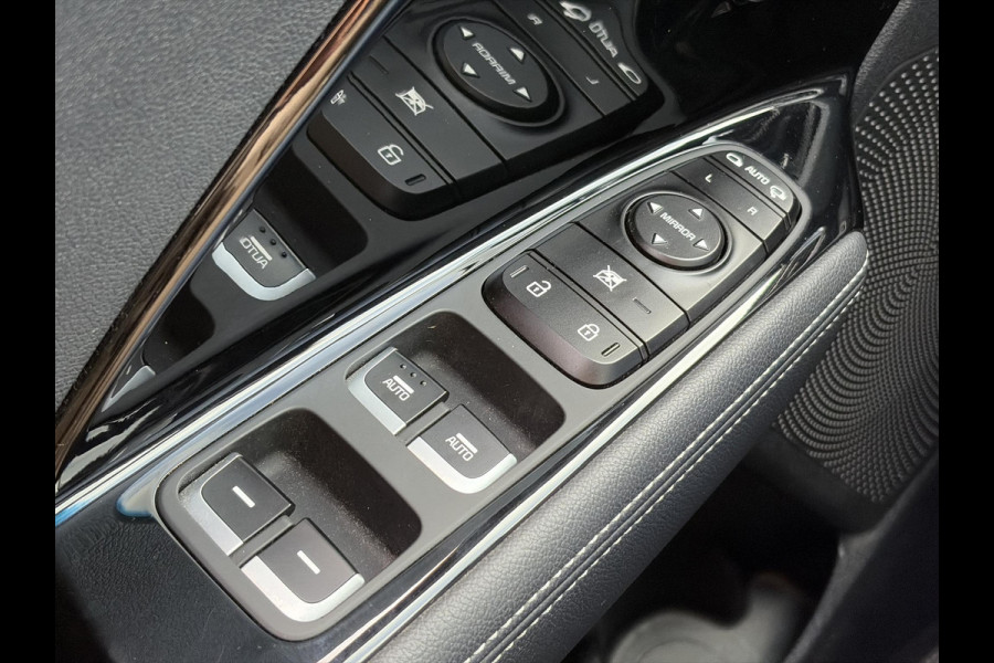 Kia Niro 1.6 GDi Hybrid ExecutiveLine ✓1e Eigenaar✓Trekhaak✓Draadloze telefoonlader✓Camera✓Stoelverw✓Stuurverw✓Stoelverkoeling✓Keyless✓Carplay✓Navi✓Clima✓Cruise✓Leder✓Pdc V+A✓Dodehoeksensor✓18''Lm velgen✓Memorystoelen✓N.A.P✓Apk tot 07-2027