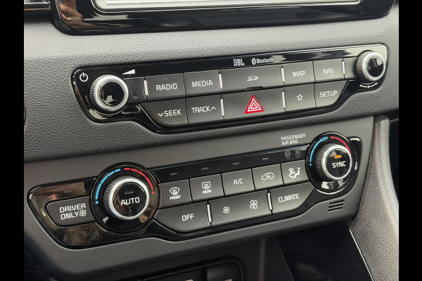 Kia Niro 1.6 GDi Hybrid ExecutiveLine ✓1e Eigenaar✓Trekhaak✓Draadloze telefoonlader✓Camera✓Stoelverw✓Stuurverw✓Stoelverkoeling✓Keyless✓Carplay✓Navi✓Clima✓Cruise✓Leder✓Pdc V+A✓Dodehoeksensor✓18''Lm velgen✓Memorystoelen✓N.A.P✓Apk tot 07-2027