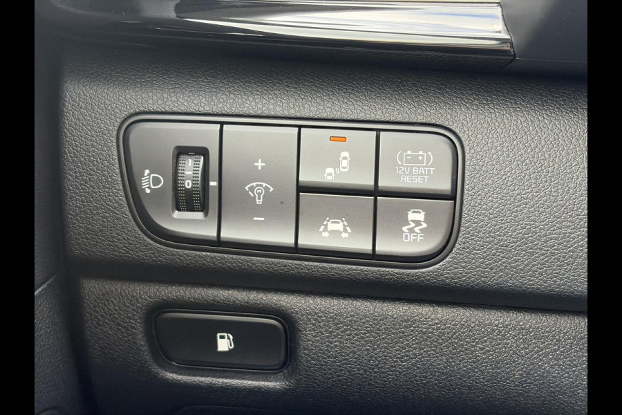 Kia Niro 1.6 GDi Hybrid ExecutiveLine ✓1e Eigenaar✓Trekhaak✓Draadloze telefoonlader✓Camera✓Stoelverw✓Stuurverw✓Stoelverkoeling✓Keyless✓Carplay✓Navi✓Clima✓Cruise✓Leder✓Pdc V+A✓Dodehoeksensor✓18''Lm velgen✓Memorystoelen✓N.A.P✓Apk tot 07-2027