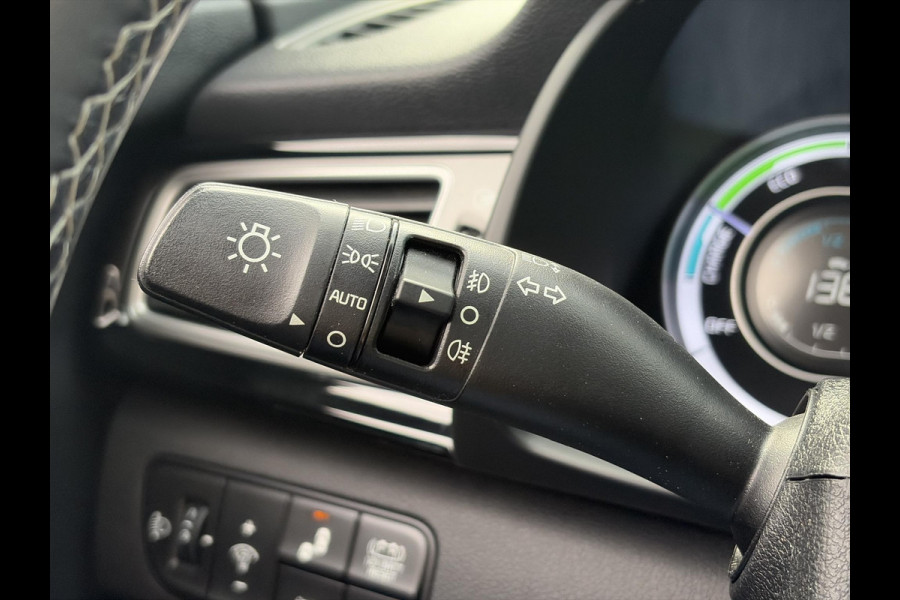 Kia Niro 1.6 GDi Hybrid ExecutiveLine ✓1e Eigenaar✓Trekhaak✓Draadloze telefoonlader✓Camera✓Stoelverw✓Stuurverw✓Stoelverkoeling✓Keyless✓Carplay✓Navi✓Clima✓Cruise✓Leder✓Pdc V+A✓Dodehoeksensor✓18''Lm velgen✓Memorystoelen✓N.A.P✓Apk tot 07-2027