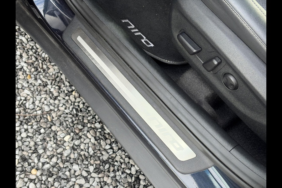 Kia Niro 1.6 GDi Hybrid ExecutiveLine ✓1e Eigenaar✓Trekhaak✓Draadloze telefoonlader✓Camera✓Stoelverw✓Stuurverw✓Stoelverkoeling✓Keyless✓Carplay✓Navi✓Clima✓Cruise✓Leder✓Pdc V+A✓Dodehoeksensor✓18''Lm velgen✓Memorystoelen✓N.A.P✓Apk tot 07-2027