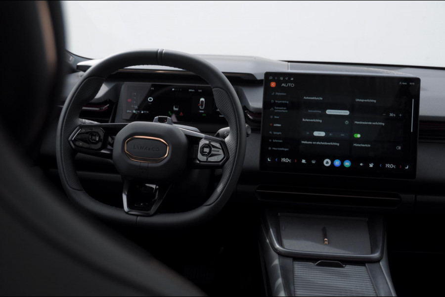 Lynk & Co 08 350PK Automaat More / 200km elektrisch / Stoelventilatie / Massage / Adaptieve cruise control / Panoramadak / Stoelverwarming / Harman Kardon audio / Apple carplay / Parkeersensoren met 360 camera / Elektrische stoelen / BLIS