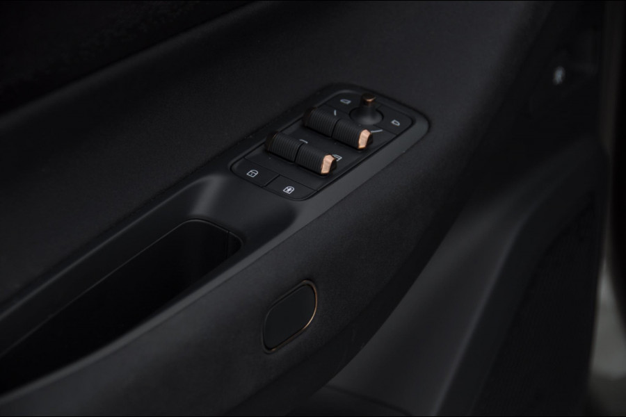Lynk & Co 08 350PK Automaat More / 200km elektrisch / Stoelventilatie / Massage / Adaptieve cruise control / Panoramadak / Stoelverwarming / Harman Kardon audio / Apple carplay / Parkeersensoren met 360 camera / Elektrische stoelen / BLIS