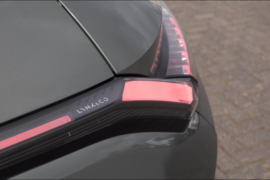 Lynk & Co 08 350PK Automaat More / 200km elektrisch / Stoelventilatie / Massage / Adaptieve cruise control / Panoramadak / Stoelverwarming / Harman Kardon audio / Apple carplay / Parkeersensoren met 360 camera / Elektrische stoelen / BLIS