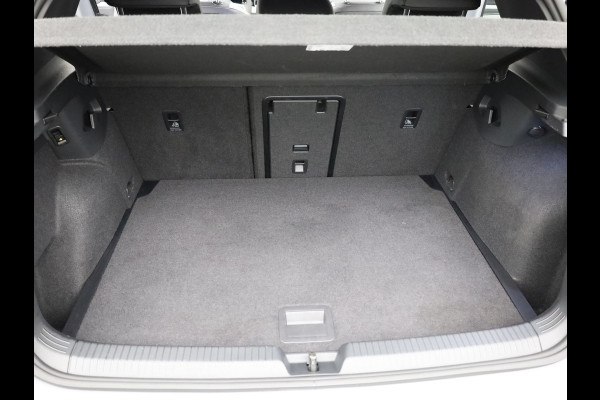 Volkswagen Golf 1.5 eTSI 50 Edition | Panodak | Trekhaak wegkl. | Stoelgeheugen | Side Assist | Head Up | IQ Light | Prijs Rijklaar!!