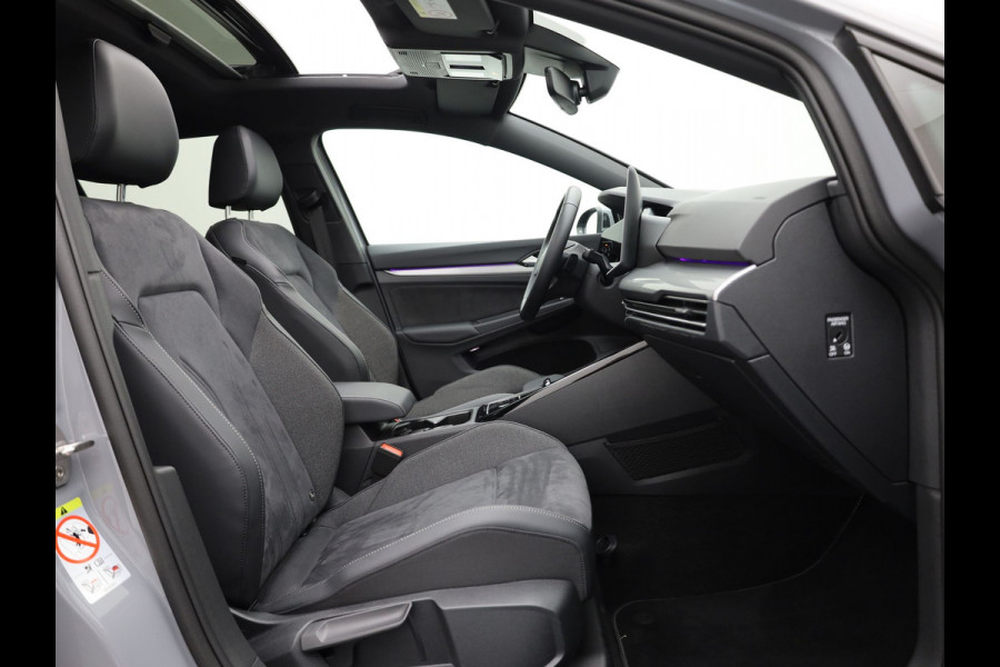 Volkswagen Golf 1.5 eTSI 50 Edition | Panodak | Trekhaak wegkl. | Stoelgeheugen | Side Assist | Head Up | IQ Light | Prijs Rijklaar!!