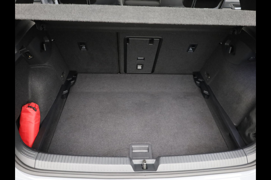 Volkswagen Golf 1.5 eTSI 50 Edition | Panodak | Trekhaak wegkl. | Stoelgeheugen | Side Assist | Head Up | IQ Light | Prijs Rijklaar!!