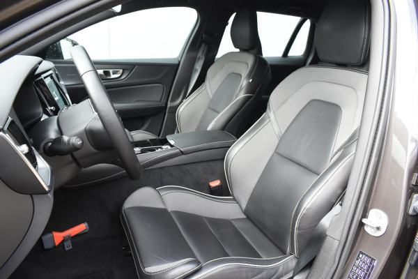 Volvo V60 T6 350PK Plug-in hybrid AWD Plus Dark / Adaptive Cruise Control / 360 Camera / Harman Kardon / Stoel- en stuurverwarming / Stoelverwarming achter /  Trekhaak / Elektrische stoelen met geheugen / Elektrische achterklep