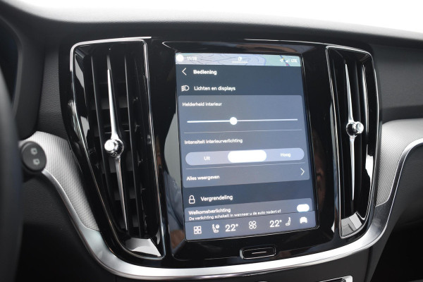 Volvo V60 T6 350PK Plug-in hybrid AWD Plus Dark / Adaptive Cruise Control / 360 Camera / Harman Kardon / Stoel- en stuurverwarming / Stoelverwarming achter /  Trekhaak / Elektrische stoelen met geheugen / Elektrische achterklep