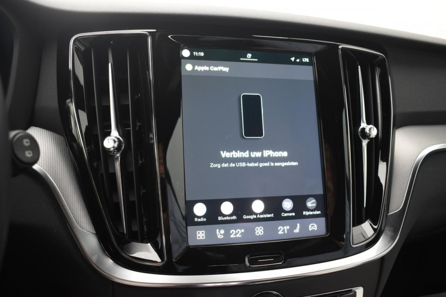Volvo V60 T6 350PK Plug-in hybrid AWD Plus Dark / Adaptive Cruise Control / 360 Camera / Harman Kardon / Stoel- en stuurverwarming / Stoelverwarming achter /  Trekhaak / Elektrische stoelen met geheugen / Elektrische achterklep