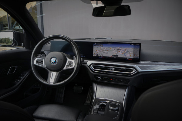 BMW 3 Serie Touring 330e xDrive ADAPTIVE CRUISE | STOELVERWARMING | CAMERA | M STOELEN | PANO | HEAD UP | MEMORY | APPLE CARPLAY