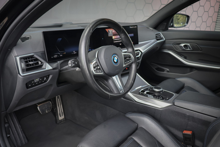 BMW 3 Serie Touring 330e xDrive ADAPTIVE CRUISE | STOELVERWARMING | CAMERA | M STOELEN | PANO | HEAD UP | MEMORY | APPLE CARPLAY