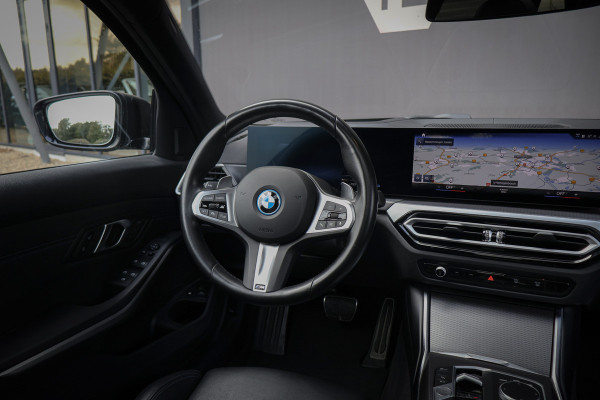 BMW 3 Serie Touring 330e xDrive ADAPTIVE CRUISE | STOELVERWARMING | CAMERA | M STOELEN | PANO | HEAD UP | MEMORY | APPLE CARPLAY