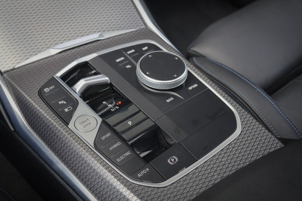 BMW 3 Serie Touring 330e xDrive ADAPTIVE CRUISE | STOELVERWARMING | CAMERA | M STOELEN | PANO | HEAD UP | MEMORY | APPLE CARPLAY