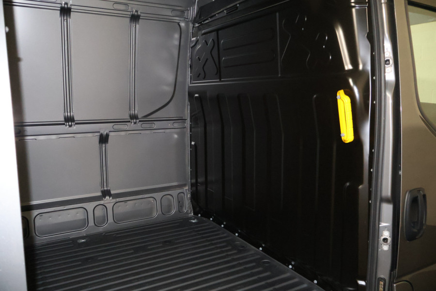 Iveco Daily 35S18 Hi-Matic L2 H2 Airco Navigatie Trekhaak Digitaal Dashboard