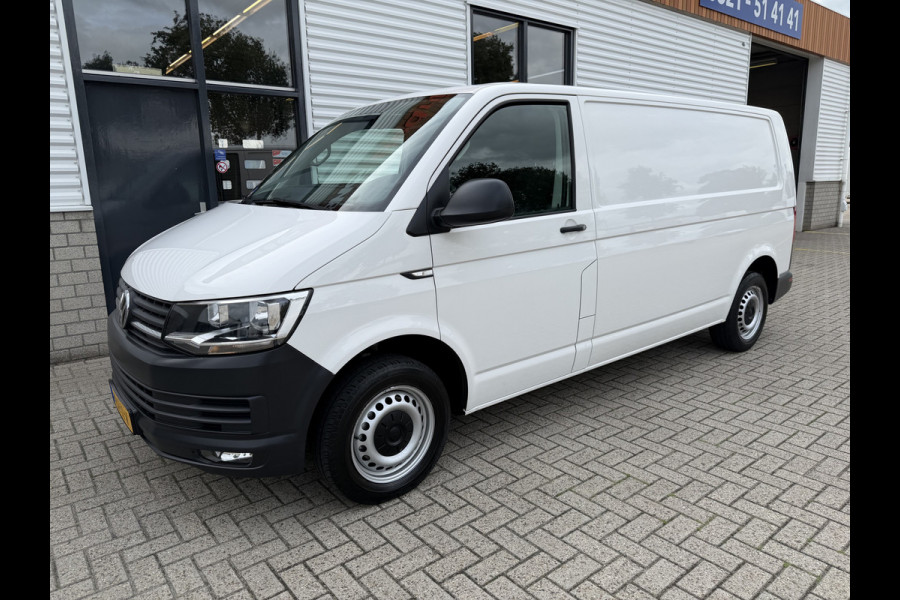Volkswagen Transporter 2.0 TDI 150pk DSG automaat / L2H1 Comfortline / vaste prijs rijklaar € 16.950 ex btw / lease vanaf € 285 / euro 6 / bpm vrij / airco / cruise / navigatie / parkpilot / 2 x stoel met armsteun !