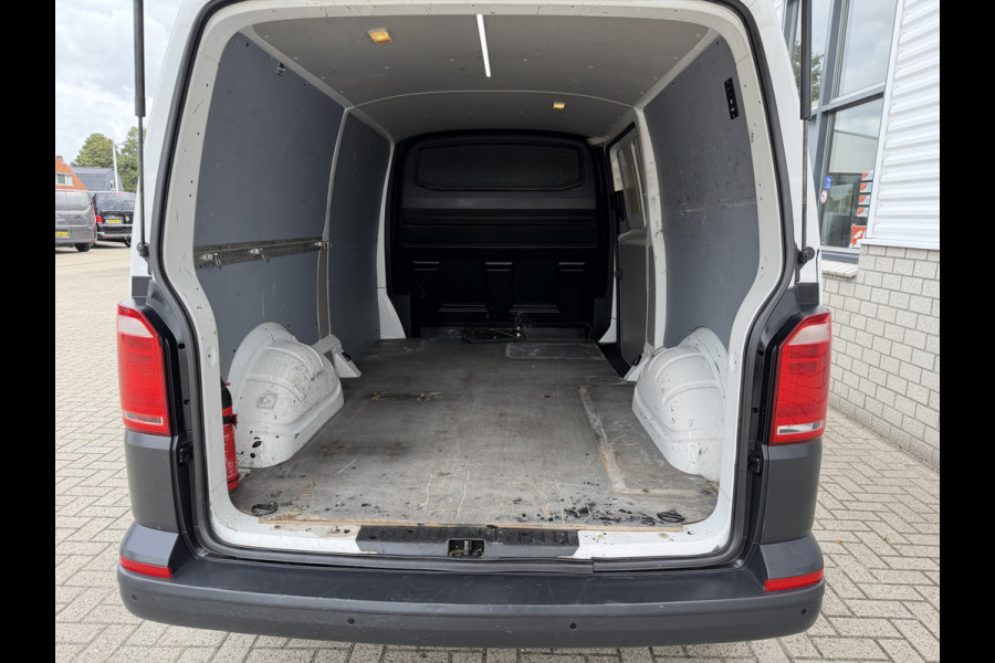 Volkswagen Transporter 2.0 TDI 150pk DSG automaat / L2H1 Comfortline / vaste prijs rijklaar € 16.950 ex btw / lease vanaf € 285 / euro 6 / bpm vrij / airco / cruise / navigatie / parkpilot / 2 x stoel met armsteun !
