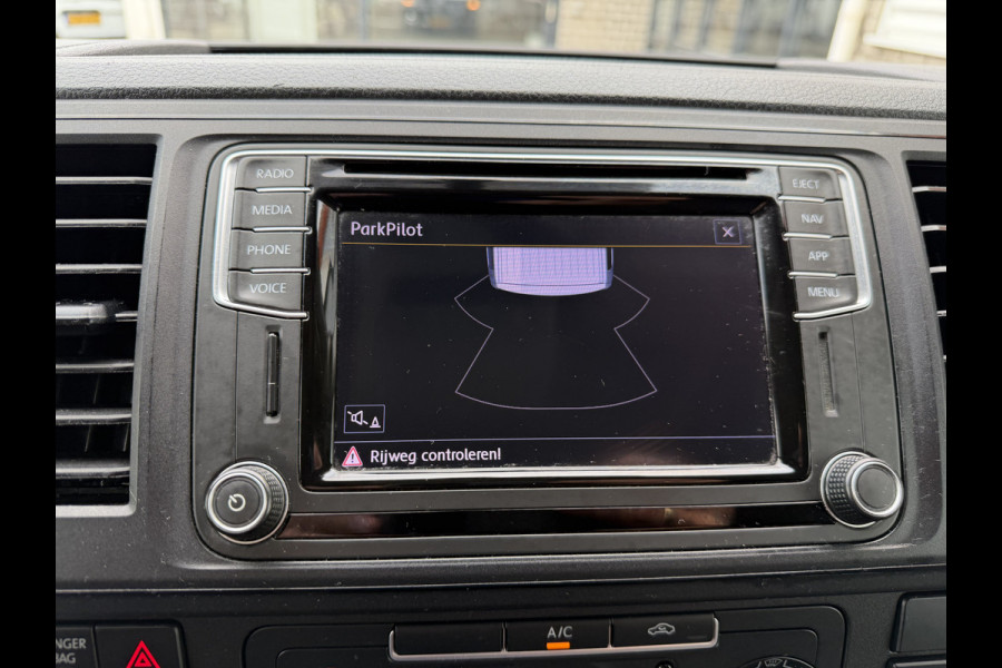 Volkswagen Transporter 2.0 TDI 150pk DSG automaat / L2H1 Comfortline / vaste prijs rijklaar € 16.950 ex btw / lease vanaf € 285 / euro 6 / bpm vrij / airco / cruise / navigatie / parkpilot / 2 x stoel met armsteun !