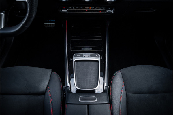 Mercedes-Benz GLA 250 e Star Edition AMG Line ** Panodak ** Keyless ** Camera ** Carplay EV rijbereik tot 70km