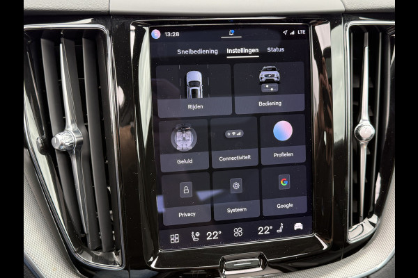 Volvo XC60 2.0 B4 Plus Dark | Pano | Memory | CarPlay | Keyless | 21 inch
