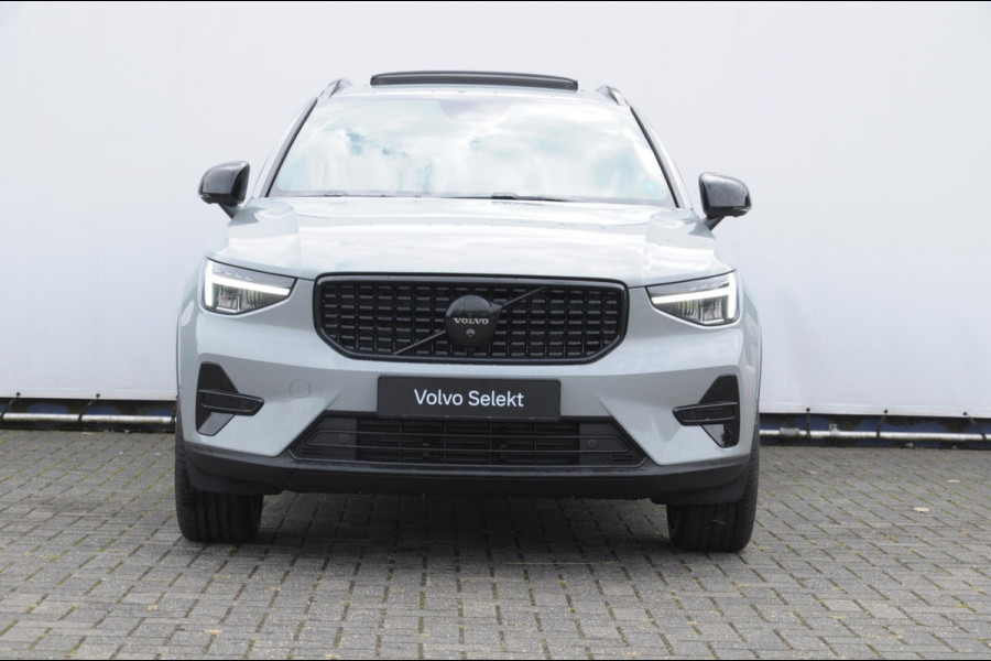 Volvo XC40 B4 211PK Automaat Plus Black Edition / Adaptive cruise control / Trekhaak / Elektrische stoelen / Harman Kardon audio / Pilot assist / BLIS / Stoel en stuur verwarming / Elektrische achterklep / Parkeersensoren met 360 camera / Google infotainment