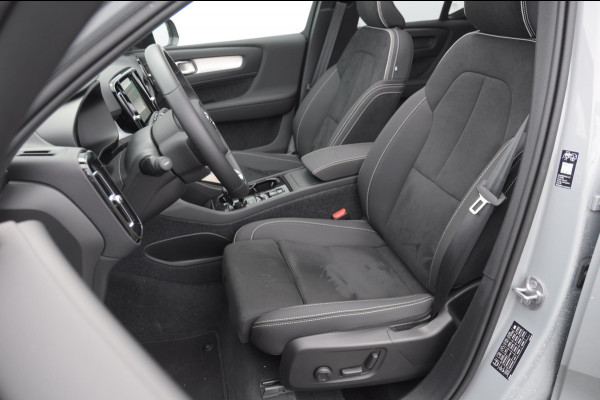 Volvo XC40 B4 211PK Automaat Plus Black Edition / Adaptive cruise control / Trekhaak / Elektrische stoelen / Harman Kardon audio / Pilot assist / BLIS / Stoel en stuur verwarming / Elektrische achterklep / Parkeersensoren met 360 camera / Google infotainment