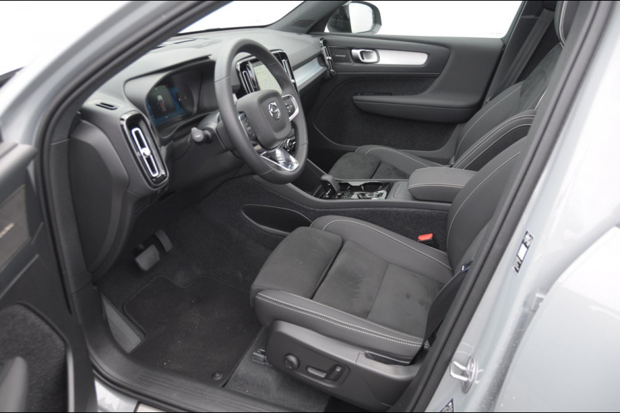 Volvo XC40 B4 211PK Automaat Plus Black Edition / Adaptive cruise control / Trekhaak / Elektrische stoelen / Harman Kardon audio / Pilot assist / BLIS / Stoel en stuur verwarming / Elektrische achterklep / Parkeersensoren met 360 camera / Google infotainment