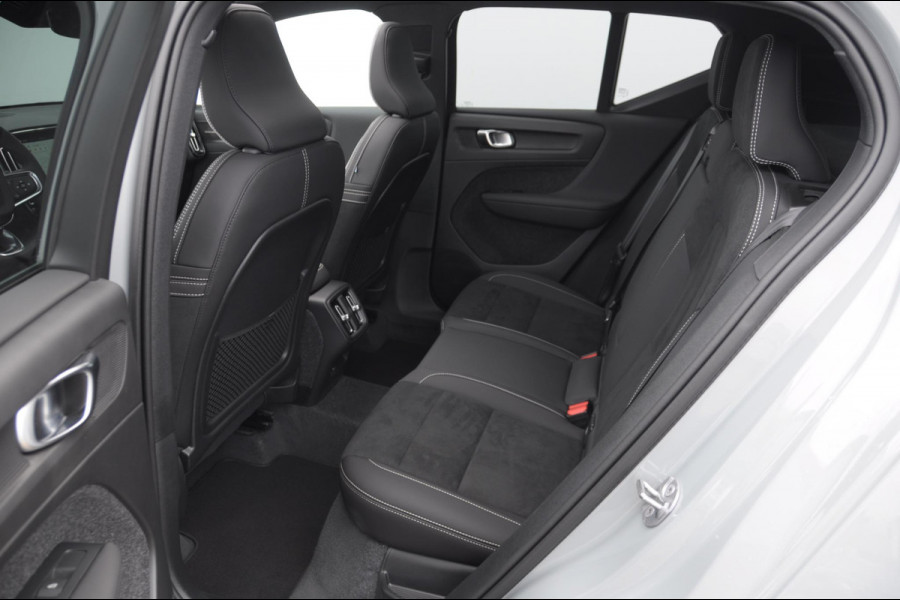 Volvo XC40 B4 211PK Automaat Plus Black Edition / Adaptive cruise control / Trekhaak / Elektrische stoelen / Harman Kardon audio / Pilot assist / BLIS / Stoel en stuur verwarming / Elektrische achterklep / Parkeersensoren met 360 camera / Google infotainment