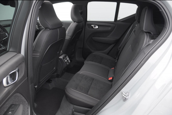 Volvo XC40 B4 211PK Automaat Plus Black Edition / Adaptive cruise control / Trekhaak / Elektrische stoelen / Harman Kardon audio / Pilot assist / BLIS / Stoel en stuur verwarming / Elektrische achterklep / Parkeersensoren met 360 camera / Google infotainment