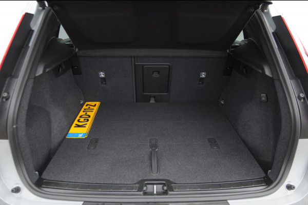 Volvo XC40 B4 211PK Automaat Plus Black Edition / Adaptive cruise control / Trekhaak / Elektrische stoelen / Harman Kardon audio / Pilot assist / BLIS / Stoel en stuur verwarming / Elektrische achterklep / Parkeersensoren met 360 camera / Google infotainment
