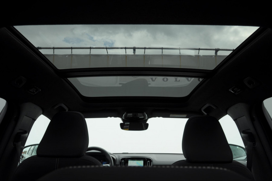 Volvo XC40 B4 211PK Automaat Plus Black Edition / Adaptive cruise control / Trekhaak / Elektrische stoelen / Harman Kardon audio / Pilot assist / BLIS / Stoel en stuur verwarming / Elektrische achterklep / Parkeersensoren met 360 camera / Google infotainment