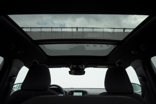 Volvo XC40 B4 211PK Automaat Plus Black Edition / Adaptive cruise control / Trekhaak / Elektrische stoelen / Harman Kardon audio / Pilot assist / BLIS / Stoel en stuur verwarming / Elektrische achterklep / Parkeersensoren met 360 camera / Google infotainment