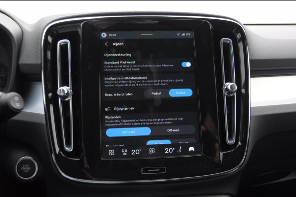 Volvo XC40 B4 211PK Automaat Plus Black Edition / Adaptive cruise control / Trekhaak / Elektrische stoelen / Harman Kardon audio / Pilot assist / BLIS / Stoel en stuur verwarming / Elektrische achterklep / Parkeersensoren met 360 camera / Google infotainment