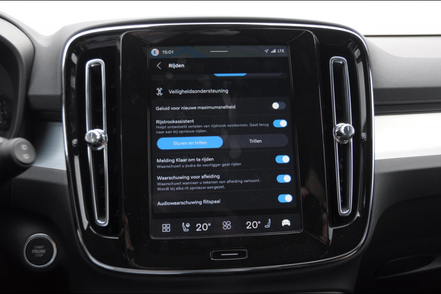 Volvo XC40 B4 211PK Automaat Plus Black Edition / Adaptive cruise control / Trekhaak / Elektrische stoelen / Harman Kardon audio / Pilot assist / BLIS / Stoel en stuur verwarming / Elektrische achterklep / Parkeersensoren met 360 camera / Google infotainment