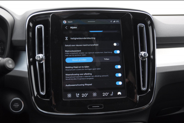 Volvo XC40 B4 211PK Automaat Plus Black Edition / Adaptive cruise control / Trekhaak / Elektrische stoelen / Harman Kardon audio / Pilot assist / BLIS / Stoel en stuur verwarming / Elektrische achterklep / Parkeersensoren met 360 camera / Google infotainment