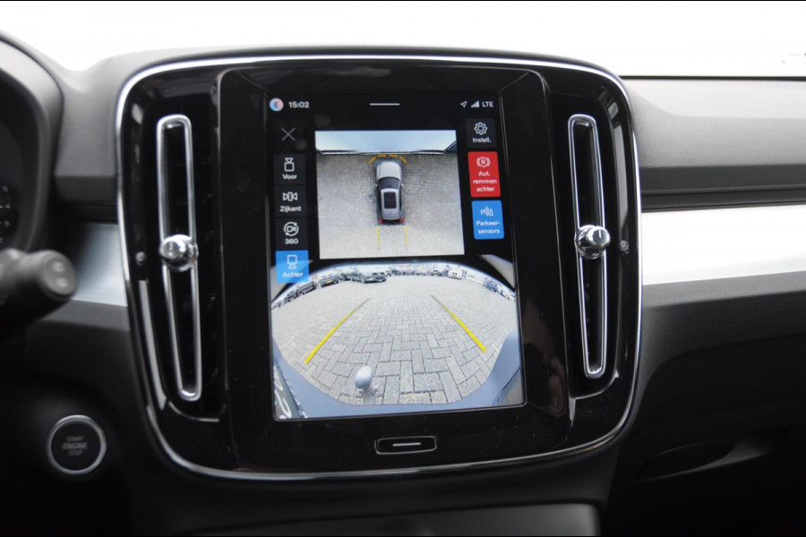 Volvo XC40 B4 211PK Automaat Plus Black Edition / Adaptive cruise control / Trekhaak / Elektrische stoelen / Harman Kardon audio / Pilot assist / BLIS / Stoel en stuur verwarming / Elektrische achterklep / Parkeersensoren met 360 camera / Google infotainment