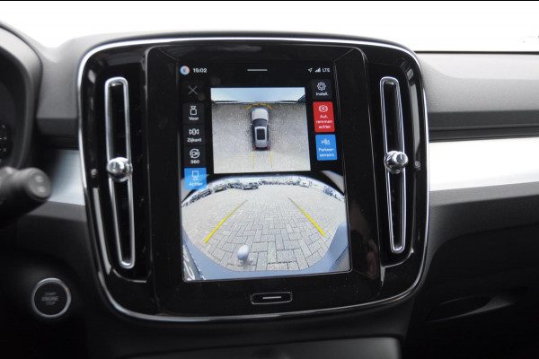 Volvo XC40 B4 211PK Automaat Plus Black Edition / Adaptive cruise control / Trekhaak / Elektrische stoelen / Harman Kardon audio / Pilot assist / BLIS / Stoel en stuur verwarming / Elektrische achterklep / Parkeersensoren met 360 camera / Google infotainment
