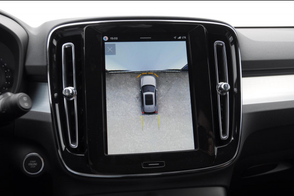 Volvo XC40 B4 211PK Automaat Plus Black Edition / Adaptive cruise control / Trekhaak / Elektrische stoelen / Harman Kardon audio / Pilot assist / BLIS / Stoel en stuur verwarming / Elektrische achterklep / Parkeersensoren met 360 camera / Google infotainment