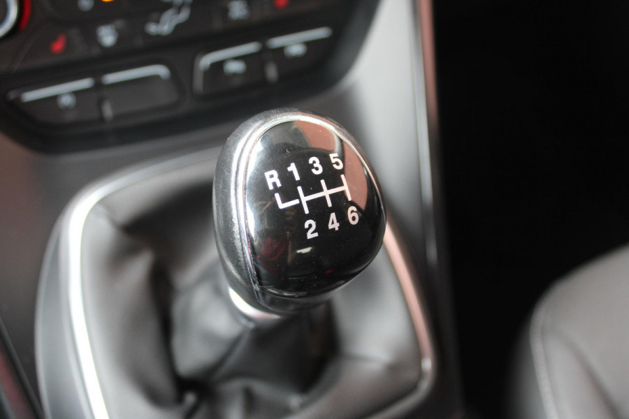 Ford Kuga 1.5 EcoBoost Titanium | Wegklapbare Trekhaak | Stoelverwarming | Cruise Control | Navigatie | Parkeersensoren |