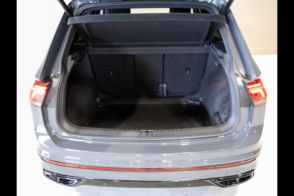 Volkswagen Tiguan 1.5 TSI R-Line Business+ / 150pk / NAP / Panorama dak / Stoelverwarming / Voorruit verwarming /
