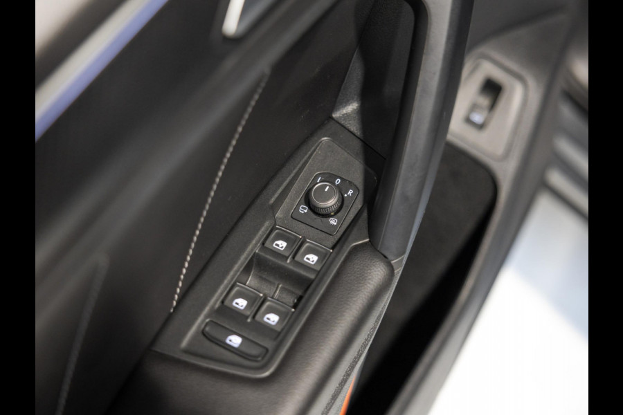 Volkswagen Tiguan 1.5 TSI R-Line Business+ / 150pk / NAP / Panorama dak / Stoelverwarming / Voorruit verwarming /