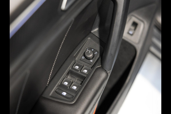Volkswagen Tiguan 1.5 TSI R-Line Business+ / 150pk / NAP / Panorama dak / Stoelverwarming / Voorruit verwarming /
