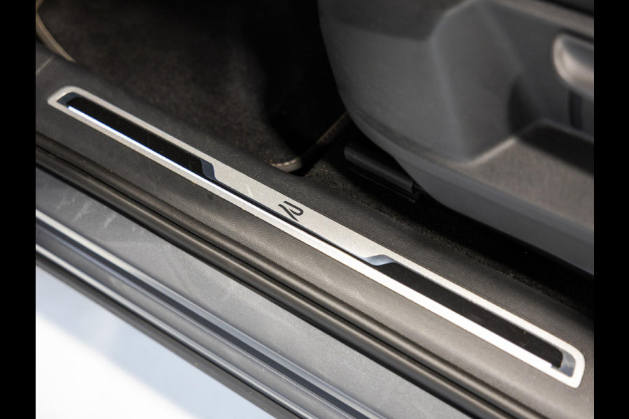 Volkswagen Tiguan 1.5 TSI R-Line Business+ / 150pk / NAP / Panorama dak / Stoelverwarming / Voorruit verwarming /