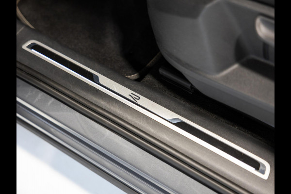Volkswagen Tiguan 1.5 TSI R-Line Business+ / 150pk / NAP / Panorama dak / Stoelverwarming / Voorruit verwarming /