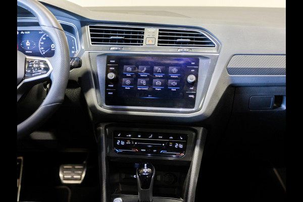 Volkswagen Tiguan 1.5 TSI R-Line Business+ / 150pk / NAP / Panorama dak / Stoelverwarming / Voorruit verwarming /
