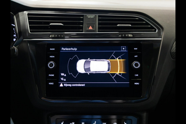 Volkswagen Tiguan 1.5 TSI R-Line Business+ / 150pk / NAP / Panorama dak / Stoelverwarming / Voorruit verwarming /