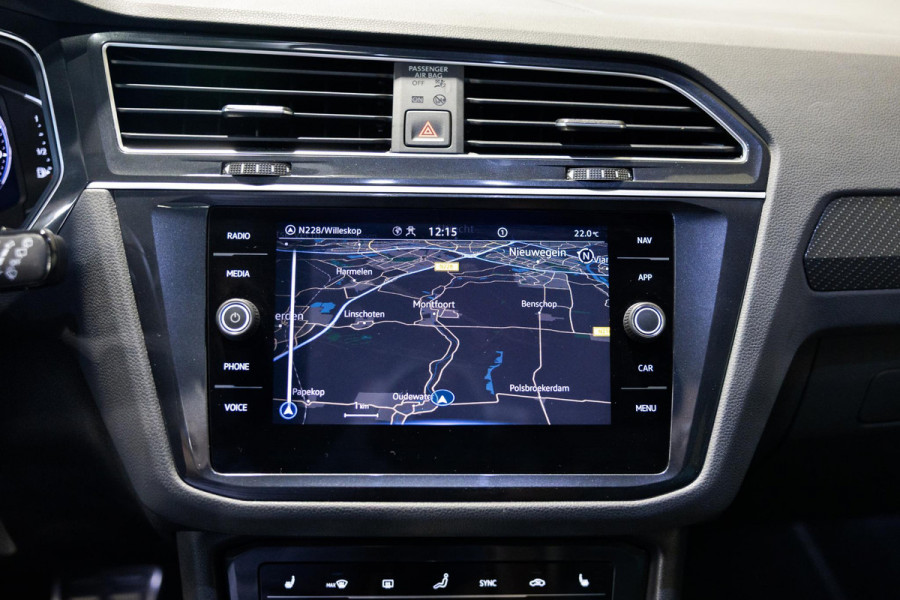 Volkswagen Tiguan 1.5 TSI R-Line Business+ / 150pk / NAP / Panorama dak / Stoelverwarming / Voorruit verwarming /
