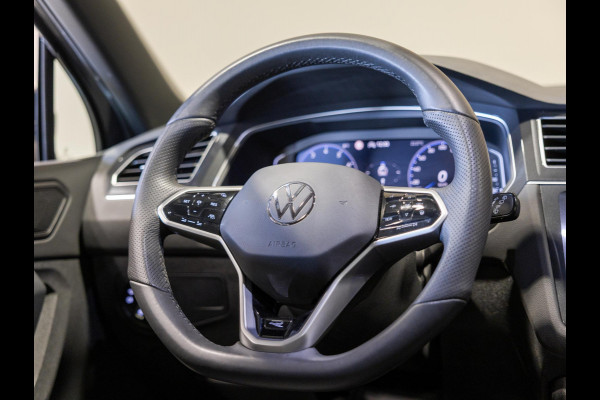 Volkswagen Tiguan 1.5 TSI R-Line Business+ / 150pk / NAP / Panorama dak / Stoelverwarming / Voorruit verwarming /