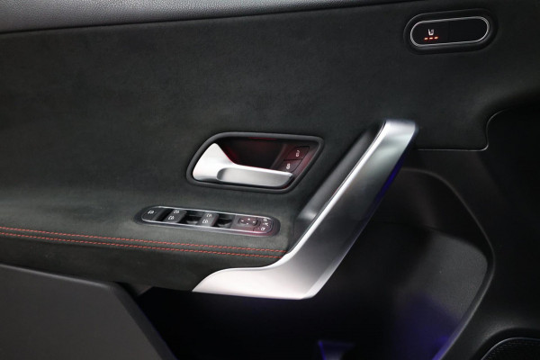 Mercedes-Benz A-Klasse 250 AMG Line LED/SFEER/PANO/HALF LEER+S.VERWARMING/19" LMV/PDC/CRUISE/ECC/12 MND GARANTIE!